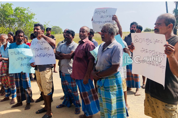 இராணுவ முகாமை அகற்ற வேண்டாம் - யாழ்ப்பாணத்தில் ஆர்ப்பாட்டம் (படங்கள்) | Protest Against For Army Camp Removal Today