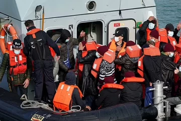 புகலிடக் கோரிக்கையாளர்களுக்கு எக்ஸ் ரே சோதனைகள்: பிரீத்தி பட்டேலின் அடுத்த கட்ட நடவடிக்கை