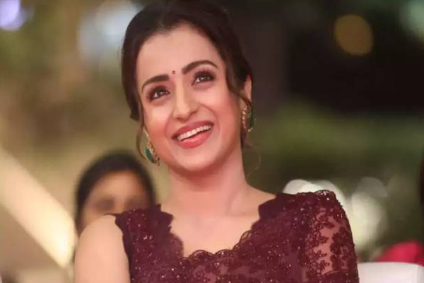 பொன்னியின் செல்வன் நடிகை த்ரிஷாவுக்கு இத்தனை கோடி சம்பளமா? அதிர்ந்துபோன ரசிகர்கள் | Trisha Gets Three Crore Salary Ponniyin Selvan 2
