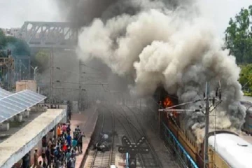 இந்திய அரசின் புதிய இராணுவ ஆட்சேர்ப்பு திட்டத்தை எதிர்த்து கடும் வன்முறை வெடிப்பு:ரயில்கள் எரிப்பு