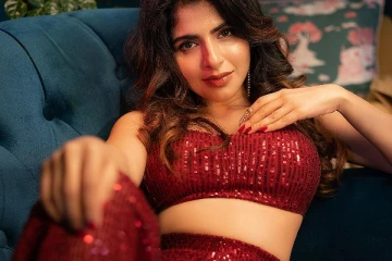 சிவப்பு நிற உடையில் ஐஸ்வர்யா மேனன் - ஹாட் போட்டோஷூட்