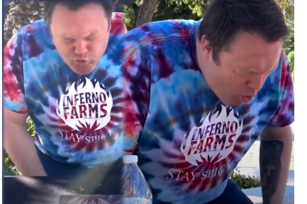 உலக சாதனைக்கு நபர் செய்த காரியம்! புல்லரிக்க வைக்கும் காட்சி | Chilli Eat Guinness World Records Viral Video