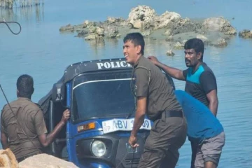 யாழ்ப்பாணம் பண்ணைக் கடலில் நீச்சல் அடித்த பொலிஸாரின் ஆட்டோ.! வைரல் புகைப்படங்கள்