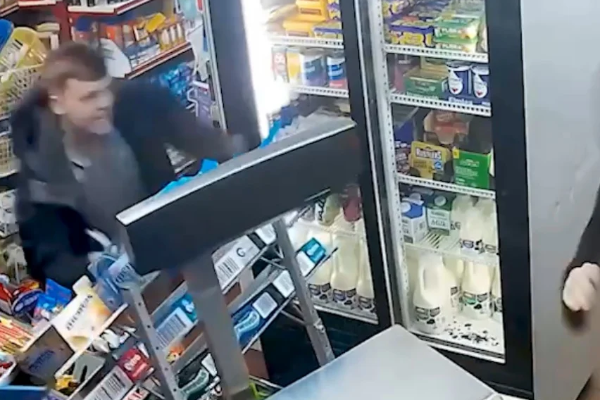 பிரிட்டனில் கடைக்குள் கத்தியுடன் புகுந்த நபர் வாடிக்கையாளர் மீது கொடூர தாக்குதல் | Man With Knife Enters Shop Uk Attacks Customer பிரிட்டனில் கடைக்குள் கத்தியுடன் புகுந்த நபர் வாடிக்கையாளர் மீது கொடூர தாக்குதல் | Man With Knife Enters Shop Uk Attacks Customer