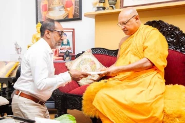ලංකාවම බලා සිටි අලුත් අවුරුදු නැකැත් සීට්ටුව මහ නාහිමිවරුන්ට පිළිගන්වයි