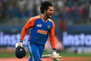 கிரிக்கெட் வாய்ப்புக்காக கால்களில் விழுந்தேன் - பிரபல இந்திய வீரர் பகிர்ந்த விடயம்