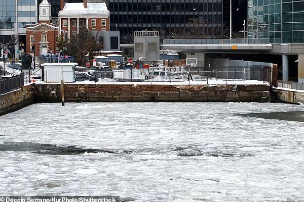 பனியில் உறைந்த நியூயார்க் நகரம்... பயணிகள் படகு சேவைகள் நிறுத்தம் | Nyc Suspends Commuter Ferries
