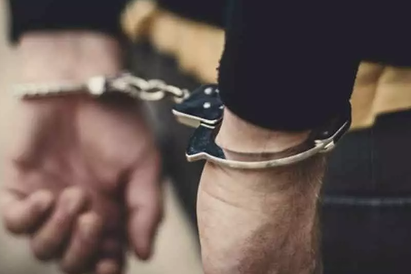 சென்னை விமான நிலையத்தில் இலங்கையர் கைது - ஐபிசி தமிழ்