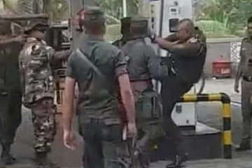 எட்டி உதைத்த இராணுவ அதிகாரி - காணொளியை பதிவு செய்த இளைஞருக்கு கொலை அச்சுறுத்தல்