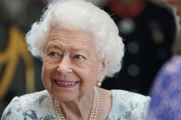 ராணி எலிசபெத்தின் உலகின் மிகப்பெரிய உருவப்படத்தை ஆகாயத்தில் வரைந்த விமானி! வெளியான புகைப்படங்கள்