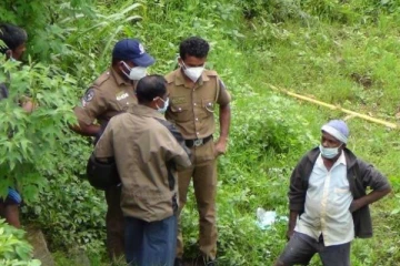 எச்சரிக்கை மீறி சென்ற தந்தை சடலமாக மீட்பு... நூலிழையில் உயிர்தப்பிய மகன்!