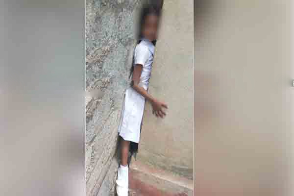 கழிப்பறைக்கு சென்ற மாணவிக்கு காத்திருந்த அதிர்ச்சி! | Student Went Toilet And Got Stuck In The Wall