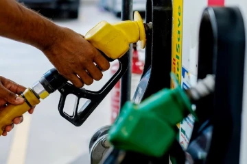 සියලු ඇමතිලා පොදු එකඟත්වයකට - ඉන්ධන කෝටාව තුනෙන් එකකට වැඩිය ස්වේච්ඡාවෙන්ම අඩු කරගයි