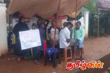 கொட்டும் கனமழையிலும் தொடர் போராட்டத்தில் ஈடுபடும் முத்து நகர் விவசாயிகள்