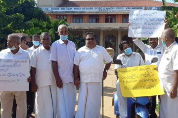 கவனயீர்ப்பு போராட்டத்தில் ஈடுபட்ட வலி. மேற்கு பிரதேச சபை உறுப்பினர்களும் முன்பள்ளி ஆசிரியர்களும்(Photos)