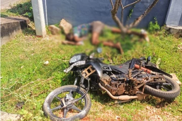 மோட்டார் சைக்கிளில் மூவர் பயணித்ததால் ஏற்பட்ட விபரீதம்(Photos)