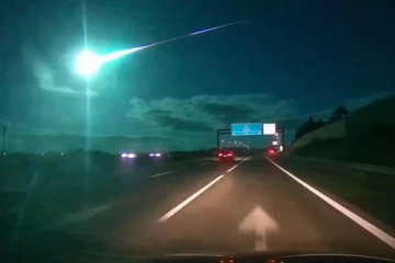 இரவை பகல் போல் மாற்றிய விண்கல்: பகிரப்படும் காணொளி