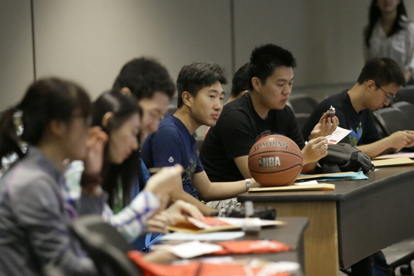 ஆசிரியையாக டிக்டாக் அழகி - ஆர்வமெடுத்து கல்லூரிக்கு குவிந்த மாணவர்கள்! | Tik Tok Beauty As A Teacher Controversy China