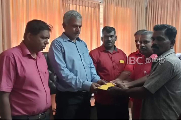 அஸ்வெசும கொடுப்பனவை வழங்குமாறு கோரி வீதிக்கு இறங்கிய மக்கள் | Aswesuma Welfare Against Protest Puthukkudiyiruppu