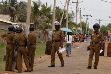 மன்னாரில் வைத்தியரிடமிருந்து பெருந்தொகை பணம் கொள்ளை (PHOTO)