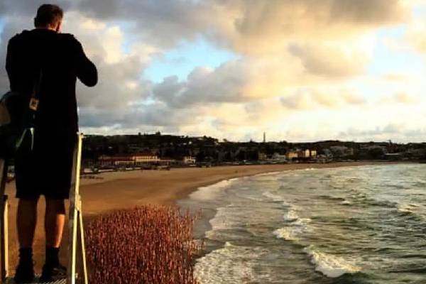 புற்றுநோய் குறித்த விழிப்புணர்வு- கடற்கரையில் நூதன முறையில் பிரச்சாரம் செய்த மக்கள் | Skin Cancer Awareness Photo Shot Australia