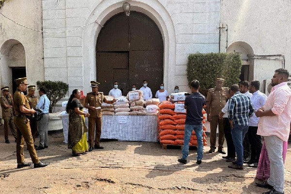 வெள்ளத்தால் பாதிக்கப்பட்ட மக்களுக்கு தமது மதிய உணவை அளித்த கைதிகள் | Inmates Donate Food Flood Affected Residents