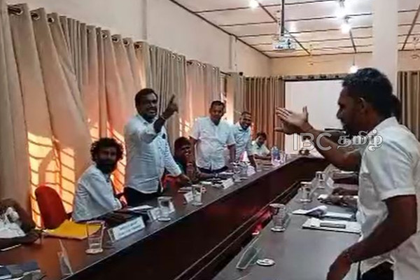 பிரஜா சக்தியால் போர்க்களமான வேலணை பிரதேச சபை : அமைதிகாத்த தவிசாளர் | Praja Shakti Unrest In Velanai Pradeshiya Sabha