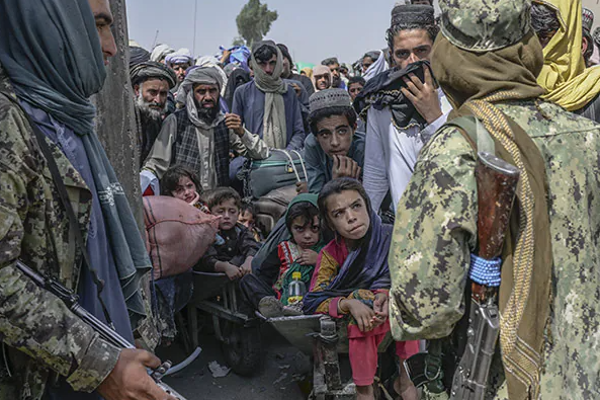 யாரும் வெளியேற வேண்டாம்! பாகிஸ்தான் எல்லையில் கெஞ்சும் தாலிபான்கள் ..வைரலாகும் புகைப்படம் | Taliban Stops Afghan People In Pakistan Border