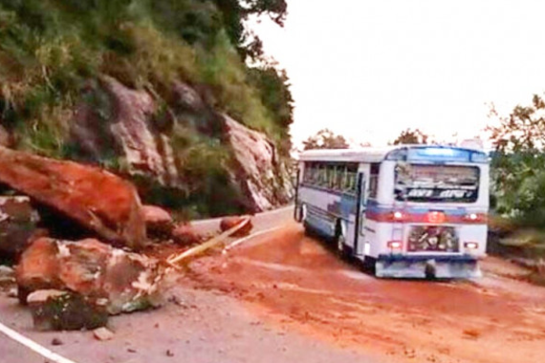 கொழும்பு - கண்டி பிரதான வீதி மீண்டும் திறப்பு | Colombo Kandy Route Restored Traffic Flow Resumes கொழும்பு - கண்டி பிரதான வீதி மீண்டும் திறப்பு | Colombo Kandy Route Restored Traffic Flow Resumes