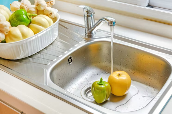 சிங்க் பக்கத்தில் இந்த பொருட்களை வைக்கவே கூடாதாம்... கிருமி தாறுமாறாக அதிகரிக்கும் | Kitchen Sink For Better Hygiene Keep Avoid Things