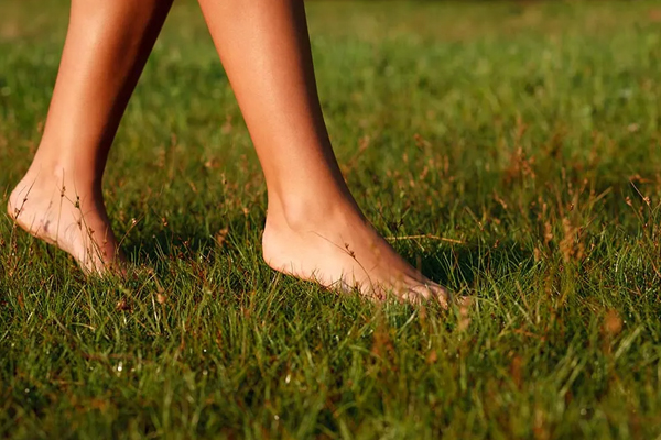 காலையில் வெறுங்காலில் நடப்பதால் இத்தனை நன்மைகளா | Many Benefits Of Walking Barefoot In The Morning