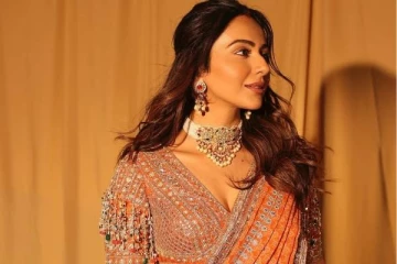 நெற்றியில் குங்கும திலகத்துடன் வலம் வரும் நடிகை ரகுல் ப்ரீத் சிங்.. அட ஆளே மாறிட்டாரே!