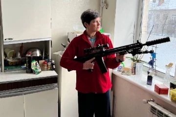 ஒரு கை பார்ப்போம்... ஆயுதங்கள் வாங்கி போருக்கு தயாராகும் உக்ரைன் தாயார்