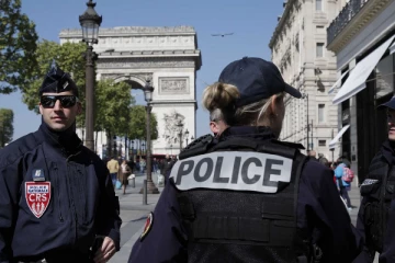 பிரான்ஸில் திடீரென சோதனையிட்ட பொலிஸாருக்கு கிடைத்த பொருளால் அதிர்ச்சி!