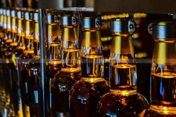 கைப்பற்றப்பட்ட மதுபான போத்தல்களில் மாற்றுப் பொருள்; மாற்றியது யார்?