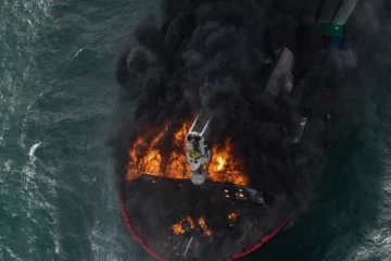 இலங்கை கடற்பரப்பில் பற்றியெரியும் கப்பல் - அபாய நிலைமை குறித்து எச்சரிக்கை