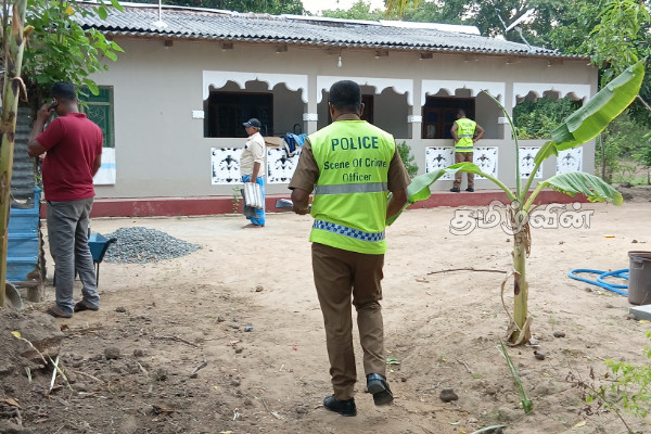 கிளிநொச்சியில் மனநலம் பாதிக்கப்பட்டவரின் வெட்டுக்கு இலக்காகிய தாய் - சகோதரன் | Mother Brother Hurt In Knife Attack