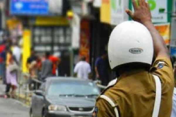 பொலிஸ் உத்தியோகஸ்தரின் ஏட்டை கிழித்த சீனப்பிரஜை கைது | Chinese Arrested For Tearing Police Officer S Book பொலிஸ் உத்தியோகஸ்தரின் ஏட்டை கிழித்த சீனப்பிரஜை கைது | Chinese Arrested For Tearing Police Officer S Book