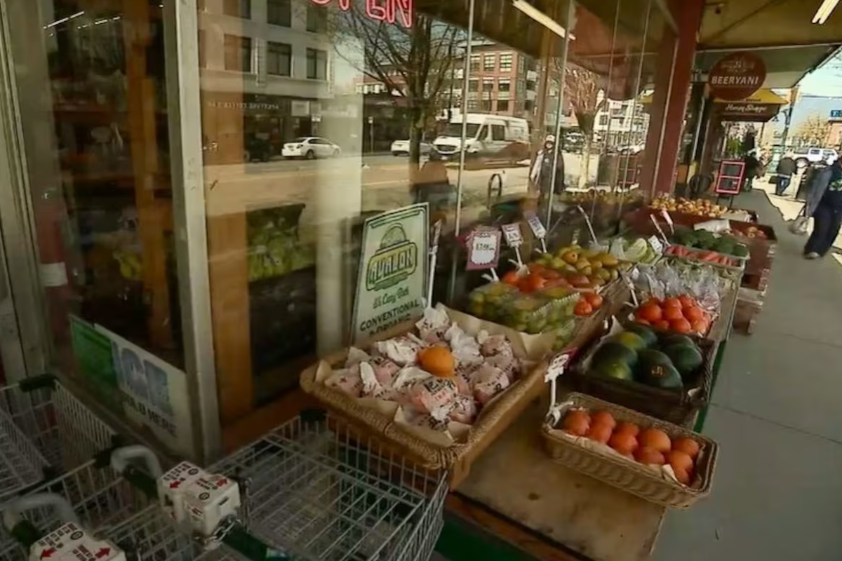 விலை உயர்வை தவிர்க்க முடியாத நிலையில் கனடிய மளிகைக் கடைகள் | Death By A Thousand Cuts Grocers Warn Of Rising