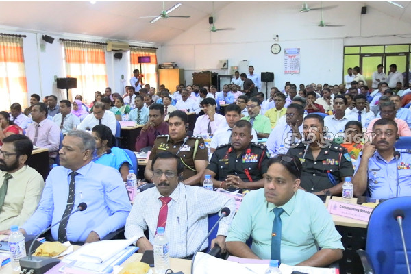 மட்டக்களப்பில் வைத்து அமைச்சர் சுனில் ஹந்துன்நெத்தி அதிகாரிகளுக்கு விடுத்த பணிப்புரை | Batticaloa District Development Meeting