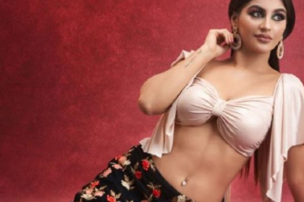 அரைகுறை ஆடையில் போட்டோ ஷுட் எடுத்த நடிகை யாஷிகா! இது எல்லாம் தேவையா என ரசிகர்கள் காட்டம்! | Actress Biggboss Yashika Photoshoot Viral