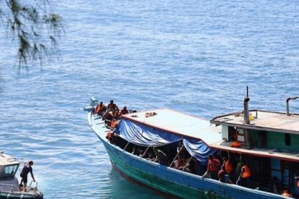 ரீயூனியன் தீவில் சிக்கிய இலங்கையரின் படகு! | Sri Lankan S Boat Stuck In Reunion Island