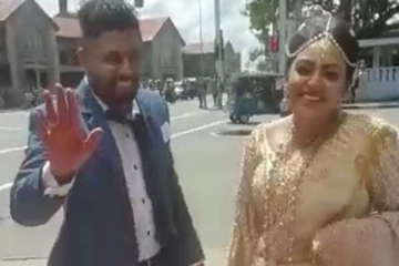 මංගල ඇඳුමින්ම අරගලයට පැමිණ අත්සන් තැබූ නව යුවළ ..(VIDEO)