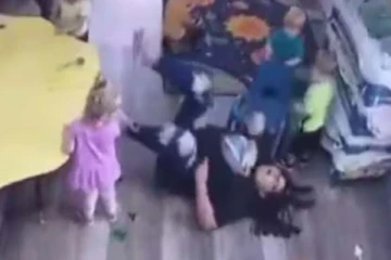 வகுப்பறையில் ஆசிரியையின் பரிதாபநிலை! சிரிப்பை அடக்கமுடியாத காட்சி