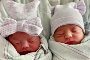 வெவ்வெறு வருடத்தில் பிறந்த அதிசய இரட்டை குழந்தைகள் - இணையத்தில் வைரல்