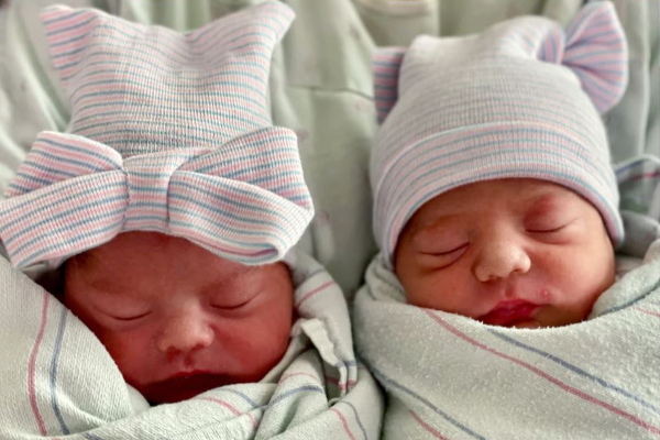 வெவ்வெறு வருடத்தில் பிறந்த அதிசய இரட்டை குழந்தைகள் - இணையத்தில் வைரல் - தமிழ்நாடு