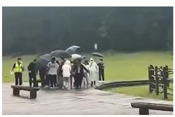 போட்டோஷூட்டில் மின்னல் தாக்கி இறந்த மணமகன் - நடந்தது என்ன? அதிர்ச்சி சம்பவம் | Groom Killed By Lightning Strike Wedding Photo