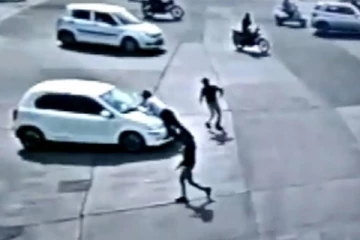 செல்போன் பேசியபடி கரை ஓட்டிய நபர்; பிடிக்க முயன்ற காவலருக்கு நேர்ந்த கதி!