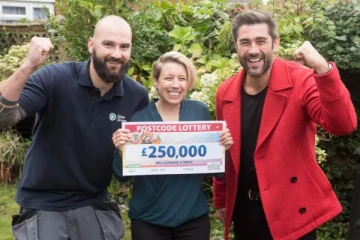 ஒரே தெருவில் வாழும் மூன்று பேர் வீட்டுக் கதவுகளை தட்டிய அதிர்ஷ்ட தேவதை: ஒரு சுவாரஸ்ய சம்பவம்