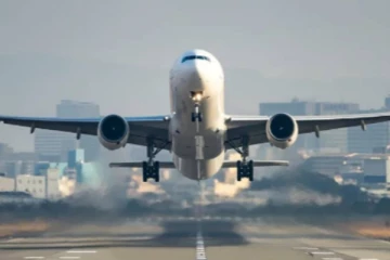 நடுவானில் விமானத்தின் கதவைத் திறந்த பயணியால் பரபரப்பு !